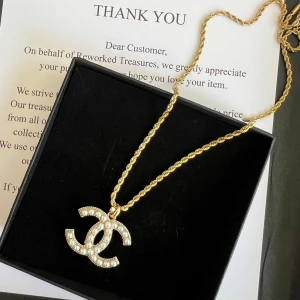 Halsband från Reworked treasures  - Köpt från Reworked treasures. Helt ny och kvitto finns. 