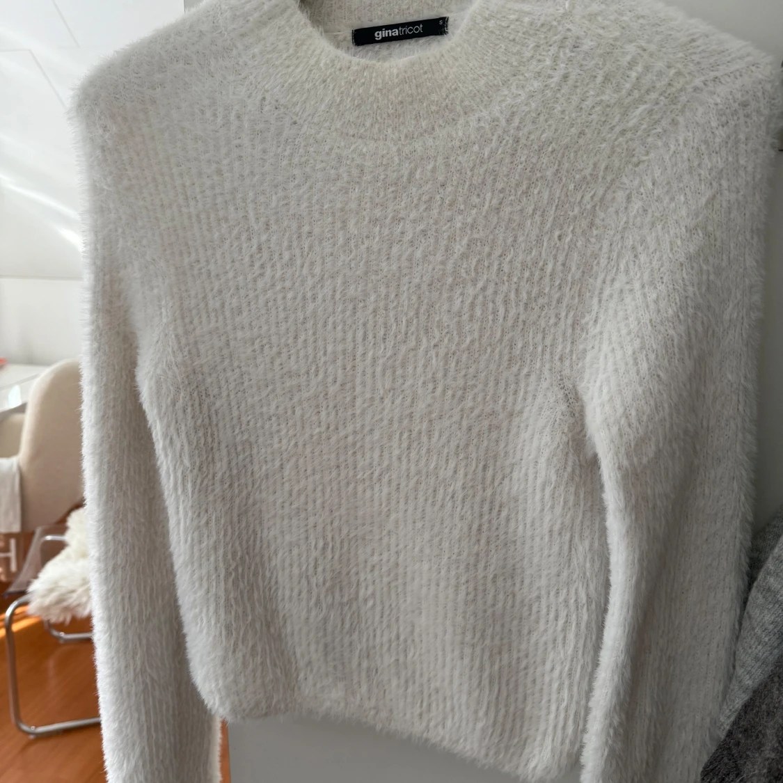 Vit fluffig tröja från Gina Tricot - 1