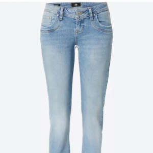 Blå LTB jeans - Säljer mina sjukt snygga lågmidjade Blå Valerie LTB jeans! Dessa jeans är i storlek 25/32 och passar mig perfekt som är 164cm! 