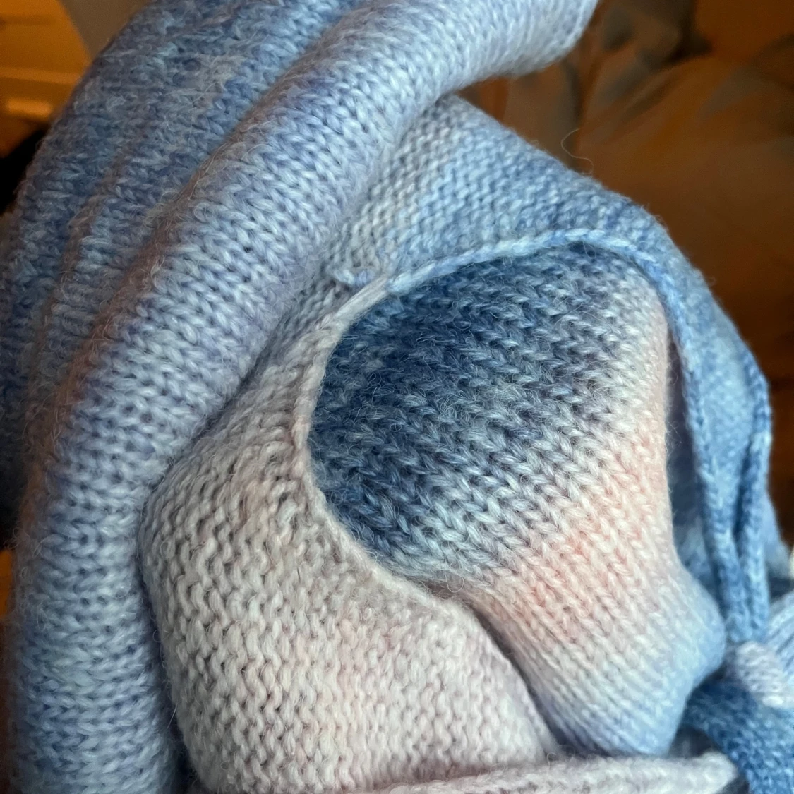 Stickad klänning i blå och rosa toner - 2