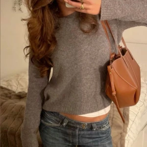 Brungrå stickad tröja - Säljer en mysig brungrå stickad tröja, skriv för frågor💗