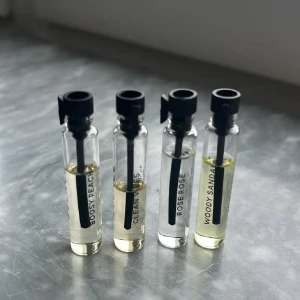 Essnce Parfymprover  - Fyra st prover från Essnce. Woody sandal, rose rose, boosy peach och clean vibes. 