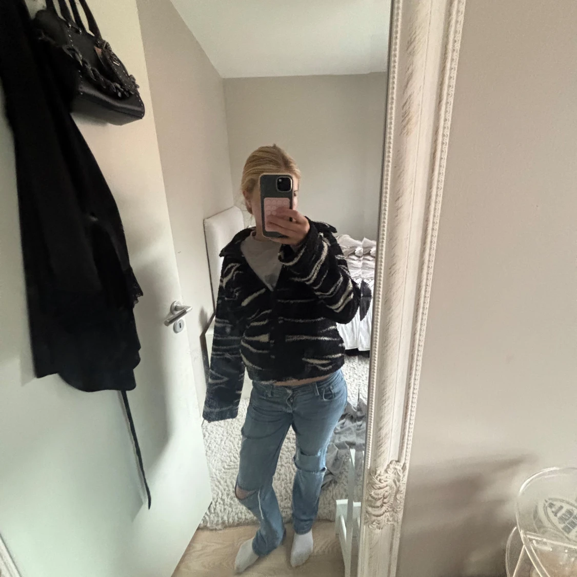 Svart och vit randig teddyjacka