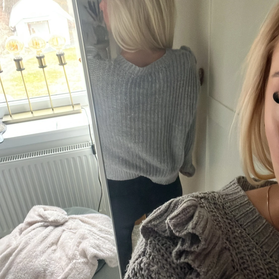 Grå stickad tröja med volangdetaljer - 1