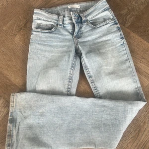 Ljusblå jeans från Gina Tricot - Jag säljer mina ljusblåa jeans från ginatricot nu, de är använda max 3ggr och säljer de då dom inte kommer till användning💕dom är lågmidjade och utsvängda med knappfickor där bak🥰