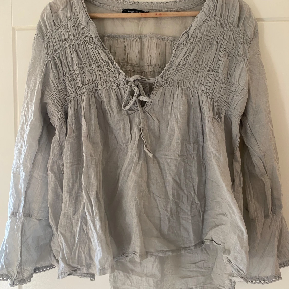 Grå blus med knytning - 2