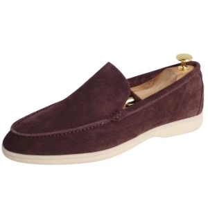 Loro Piana Vinröda mockaloafers - Snygga vinröda loafers i mjuk mocka med en stilren design. Skorna har en ljus sula som ger en fin kontrast och en klassisk rund tå. Perfekta för en elegant look.