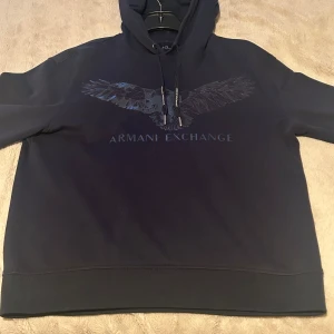 Armani Exchange hoodie  - Nyskick, haft den ett tag men har inte kommit till särskilt mycket användning. Blivit för liten på mig och därav säljer jag den, väldigt fin och sällsynt modell!