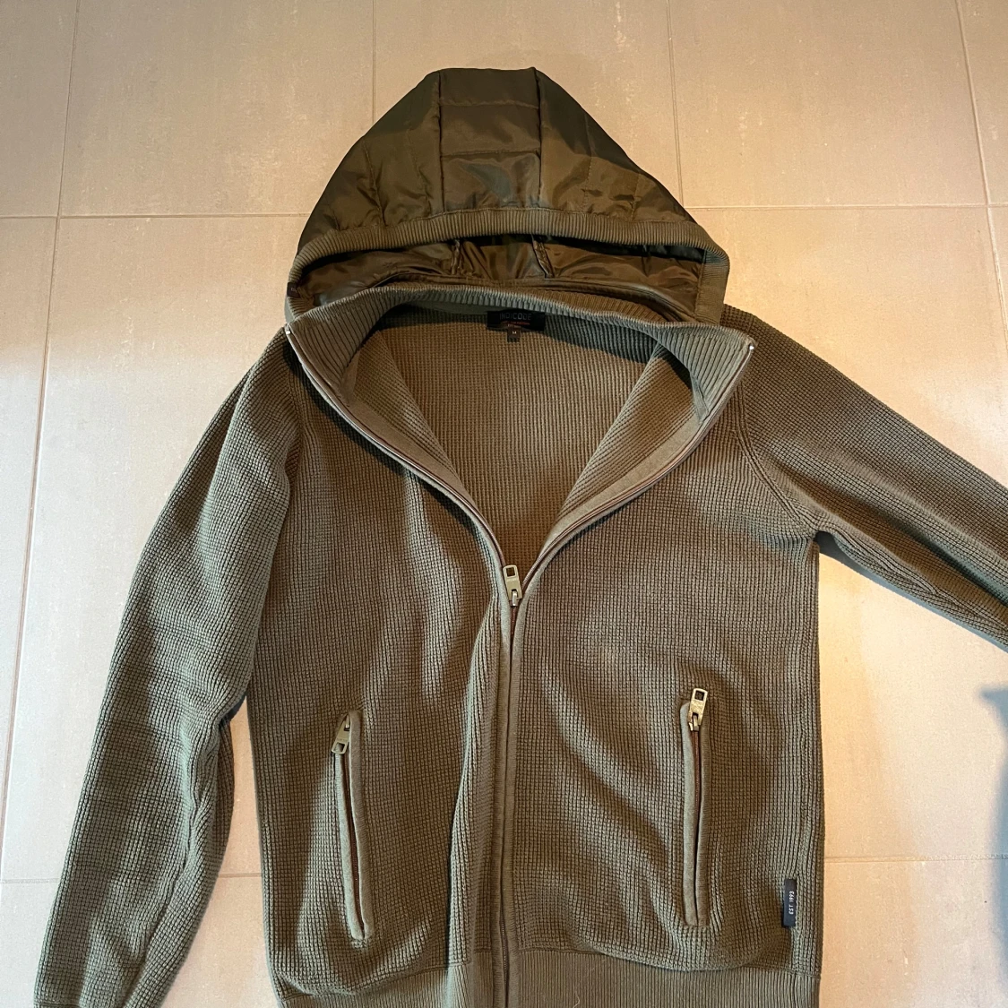 Olivgrön stickad hoodie/ cardigan från Indicode - 3