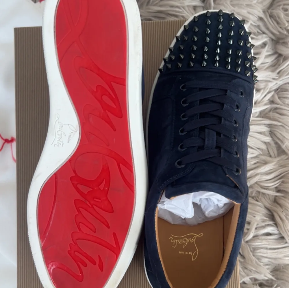 Sjukt fräna Louboutin pjucks, i fantastiskt skick. Har använt dom ett par gången🤩 Det som ingår: 2 dustbags dom är lite missfärgade, 1 extra par snöre, extra nitar, och såklart boxen!♣️ Storlek 45! Priset är ej hugget i sten🫶. Kengät.