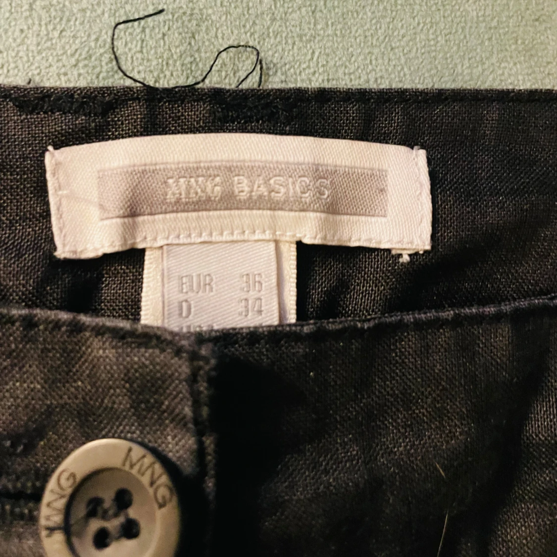 MNG Basics lågmidjade, svarta linnebyxor  - 2