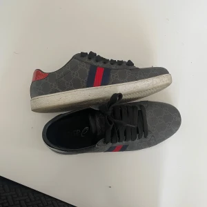 Gucci Ace  - Snygga Gucci ace sneakers i 10/10 skick. Använt fåtal gånger. Tveka inte att höra av vid intresse. Kan gå ner i pris vid snabb affär!