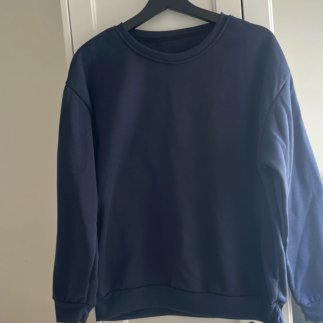 Mörkblå sweatshirt