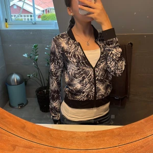 Svartvit tröja från Phelix Sports - Säljer en snygg svartvit zip up tröja från Phelix Sports. Funkar både vardagligt och för träning 💗