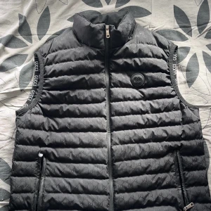 GUCCI vest - Detta var min bonus pappas gammla som han inte längre använder, den är bra och så det ändå som är att den är lite söndrig vid fickan.