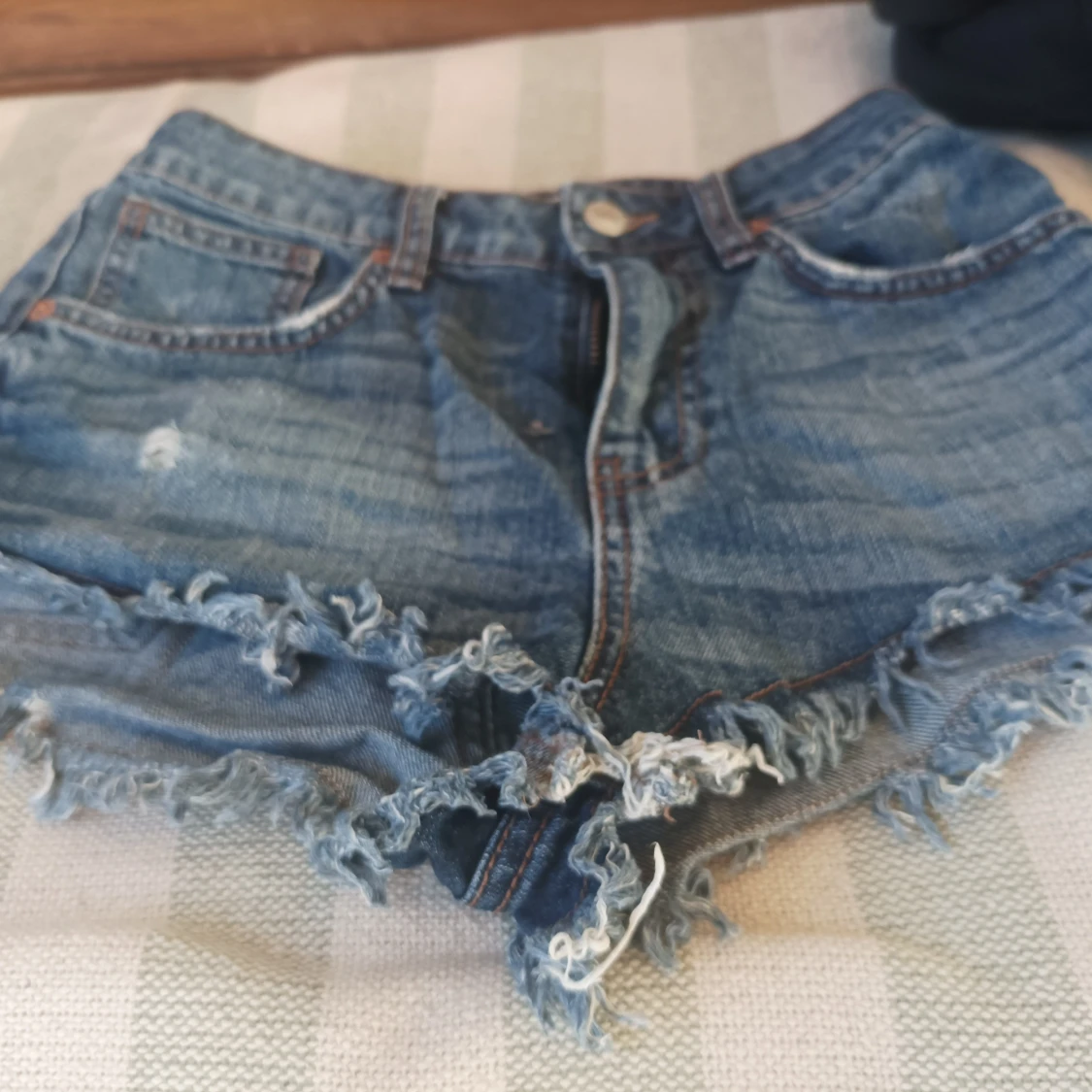 Jeansshorts med fransar från Lindex
