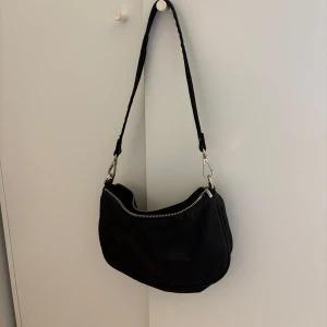 Väska från Gina tricot - En väska från Gina tricot som knappt är använd. Enkel och rymlig