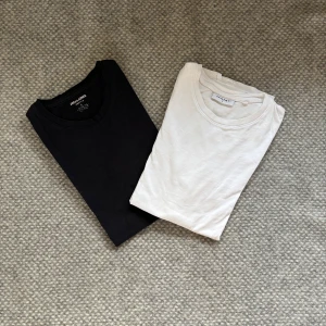 Svart och vit t-shirt från Jack & Jones och Vailent - Två stilrena t-shirts i svart och vit. Den svarta är från Jack & Jones och den vita från Vailent. Perfekta basplagg för alla tillfällen |Storlek S| 