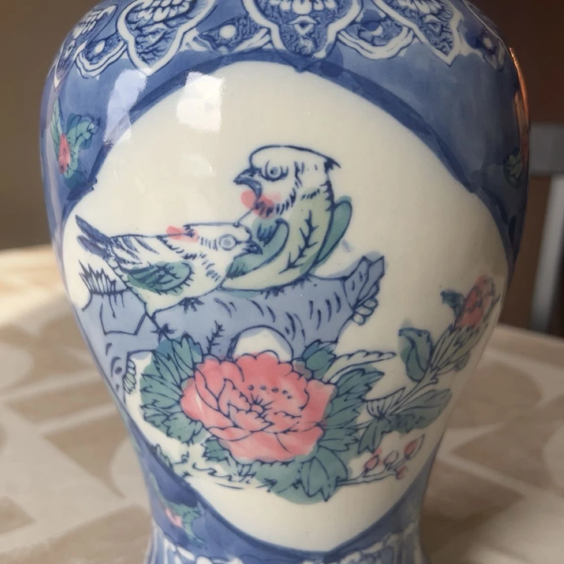 Blåvit vas med fågel- och blommotiv - 1