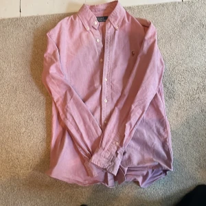 Skjorta - Rosa Ralph Lauren linje skjorta, mycket bra skick, Nypris: 1500kr   Mitt pris: 250kr