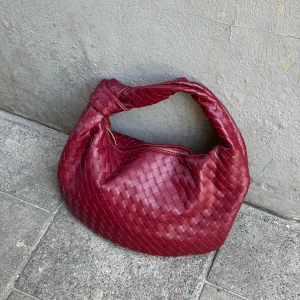 Vinröd väska - Florence bag i vinrött från Design by Si❤️ Endast använd 2 gånger så den är i perfekt skick!!