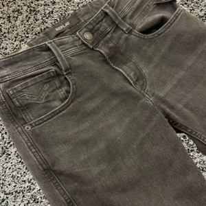 Reaplay anbass jeans - Feta svarta reaplay anbass jeans skick 8/10 ny pris 1800 mitt pris 599❗️Fraktar direkt efter köp❗️