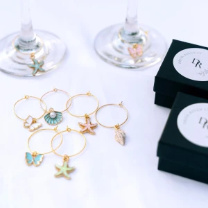 Färgglada glasmarkörer med havstema - Säljer ett set med 6 stycken glasmarkörer med havstema för 129 kr. Ringen är i guld. Perfekt för att hålla koll på glasen vid festliga tillfällen.🎉🥂✨⭐️ Jag driver ett uf företag som heter DrinkRingsUF. På min sida går det att hitta fler glasmarkörer i andra teman också!