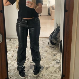 Svarta skinnbyxor - säljer dessa superfina skinnbyxor från bikbok i storlek 36💕 inga vidare tecken på användning förutom ett litet märke nere vid ena foten, därav priset🩷 de kostade 600 i nypris 