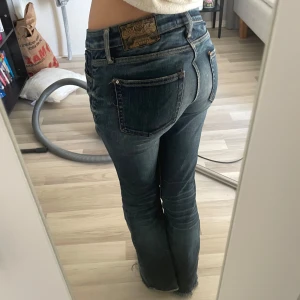 Blå jeans med bootcut - Snygga blå jeans med bootcut och låg midja. Innerbenslängden är 80cm 