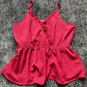 Röd prickig omlottopp - Säljer en supersöt topp från shein. Storlek XL, passar L också. Säljer för 60💗