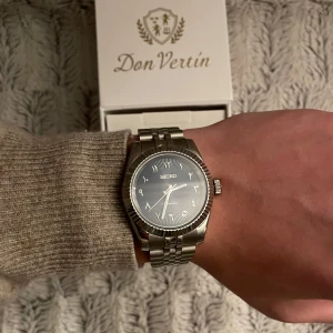 Seiko Datejust Mod Arabisk  - En tvär snygg Datejust mod! Den har en unik arabisk urtavla som får det att stå ut över alla andra klockor‼️Den är 39mm! Den är helt automatisk med en NH34 movement‼️