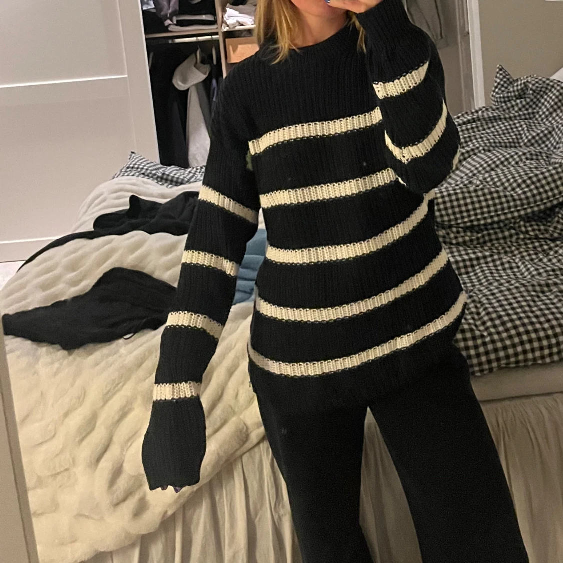 Svart och vit randig stickad tröja - 1