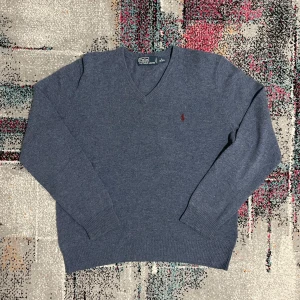 Ralph Lauren Tröja - Säljer min snygga Ralph lauren tröja för endast 299kr. Den är i strl XL men passar även L, priset går att diskutera vid snabb affär! Skriv till om ni är intresserade 