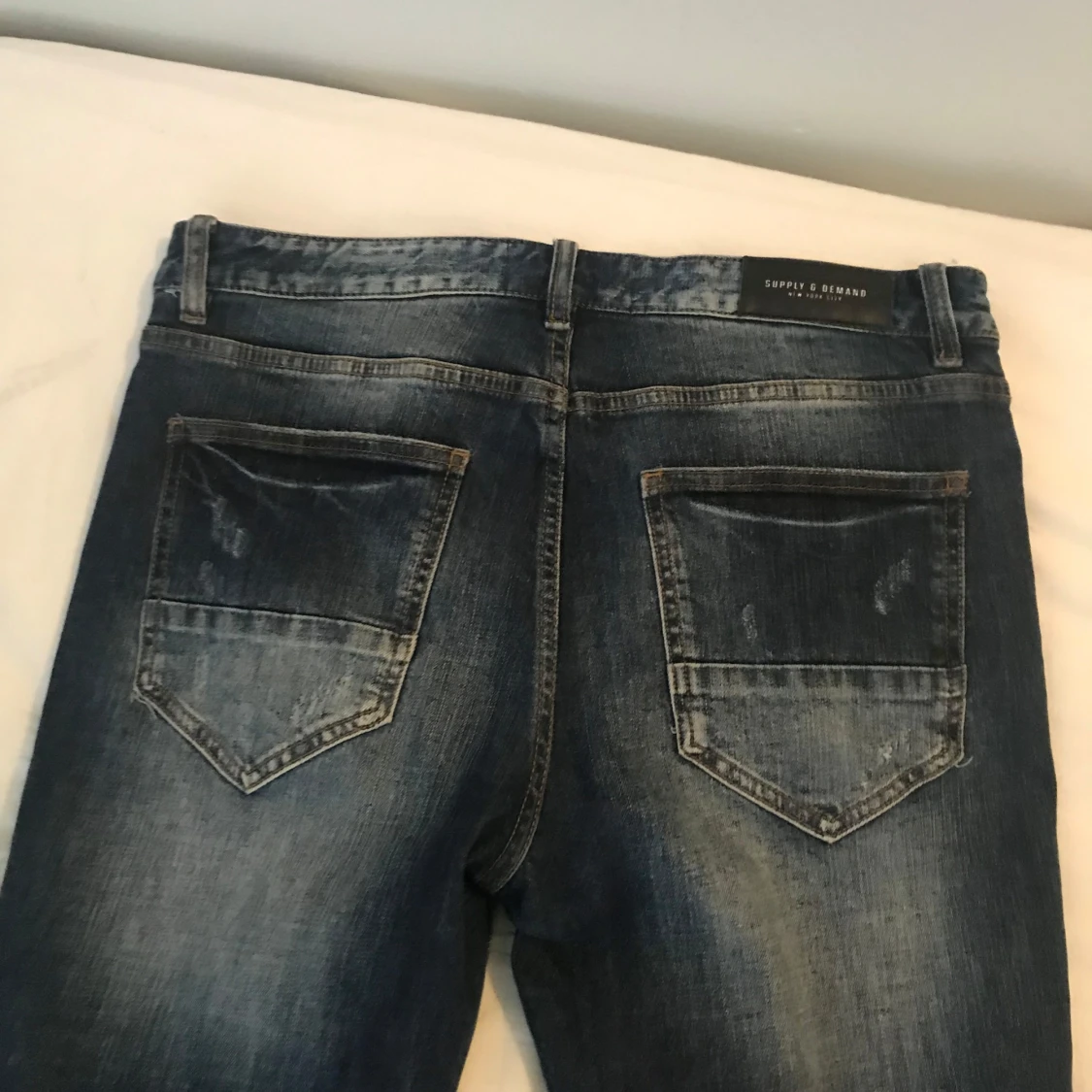 Blå jeans med slitningar från Suply demand - 1
