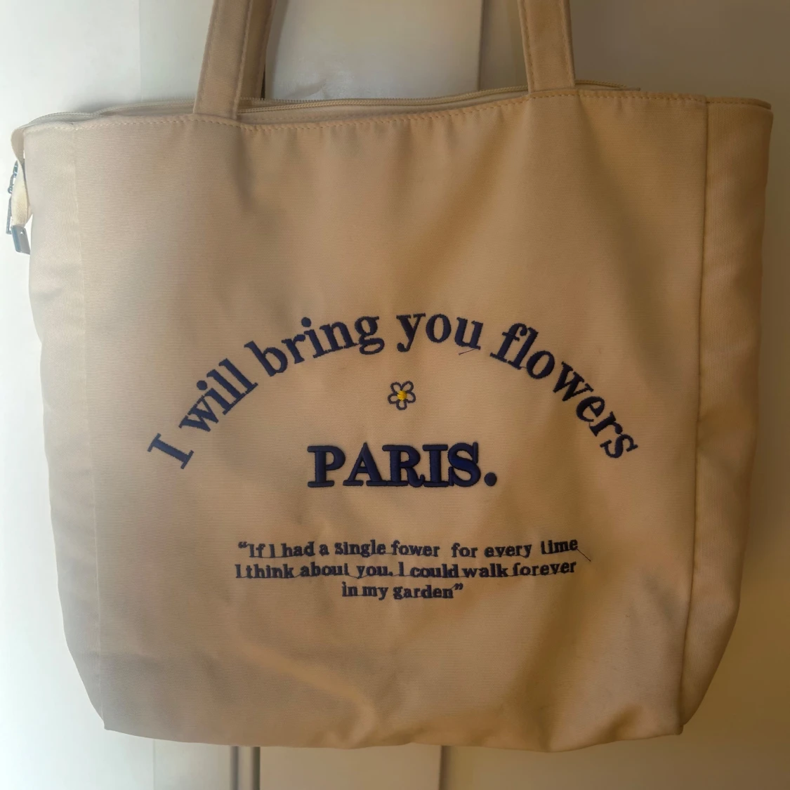 Beige shoppingväska med text från SHEIN 