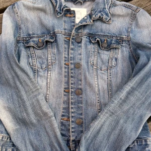 Snygg jeansjacka från L.O.G.G. - Snygg jeansjacka i lätt stretchig denim med bröstfickor och knappar i storlek 44 från L.O.G.G. Superfint skick.
