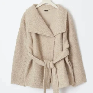 Beige teddyjacka med bälte - Säljer en mysig beige teddyjacka med bälte. Superfin!❤️  har använt den i någon månad❤️ nypris 599kr😽