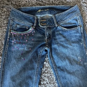 Pepe Jeans - Bootcut pepe jeans, lågmidjade. Unika detaljer. Fint skick. 🫶🏼  Midjemått rakt över: 43cm  Innerbenslängden: 86 cm  Från gren till midja: 19cm 