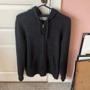 100% Kashmir hoodie  - Säljer en stilren Kashmir hoodie från FatFace ”South Coast” med dragkedja och huva. Hoodie är knappt använd och är av 100% Kashmir, vilket gör den väldigt skön. Den är i storlek L men passar mer som storlek M. Hör av mer vid mer frågor 