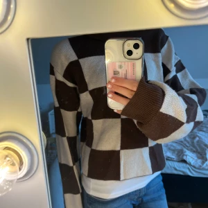Brun och vit rutig tröja - Säljer en mysig brun och vit rutig tröja med långa ärmar. Tröjan har en bekväm passform och passar perfekt till hösten men självklart funkar den också för andra årstider! 🍁🍂