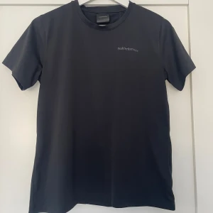 Peak performance tränings t-shirt dam - Endast använd enstaka gånger, välldigt fint skick. Storlek m men skulle säga att den är liten i storleken.