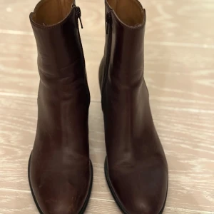 Bruna skinnstövletter med dragkedja från Marzio, 37,5  - Snygga bruna stövletter i skinn med dragkedja på sidan. De har en elegant klack och en spetsig tå, vilket ger en stilren look. Perfekta för höst och vinter.