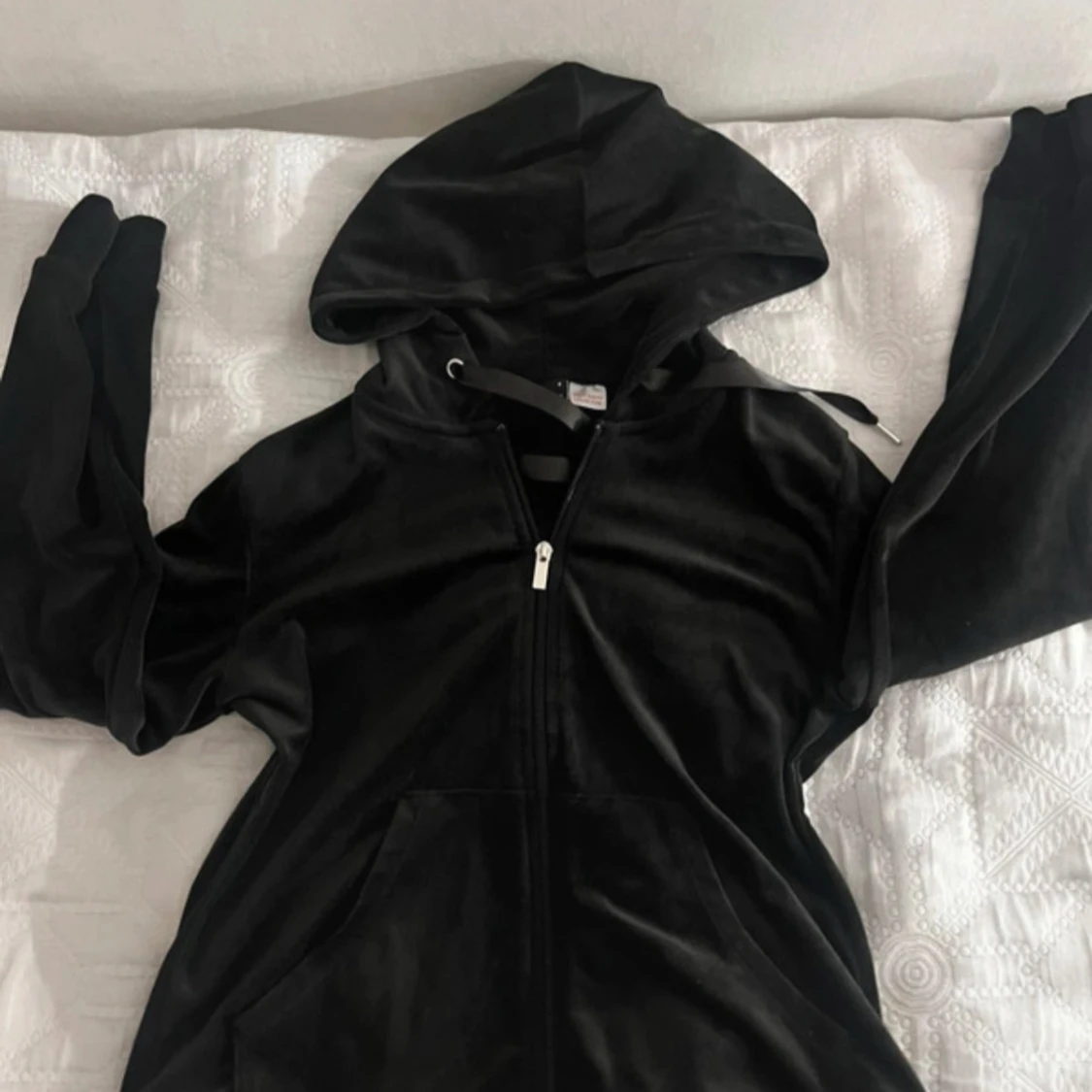 Svart hoodie med dragkedja från Gina