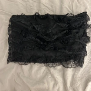 Svart spettopp  - Svart spets tub topp storlek S