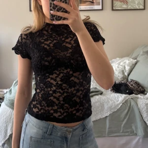 Svart spetsblus med öppen rygg - Spetsblus perfekt för utgång. Köpte på Vinted, har själv aldrig använt. Osäker på märke då prislappen är bortklippt!!