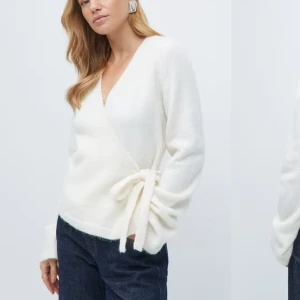 Wrap cardigan - Stickad wrap cardigan i vit från Gina Tricot. Storlek S💕