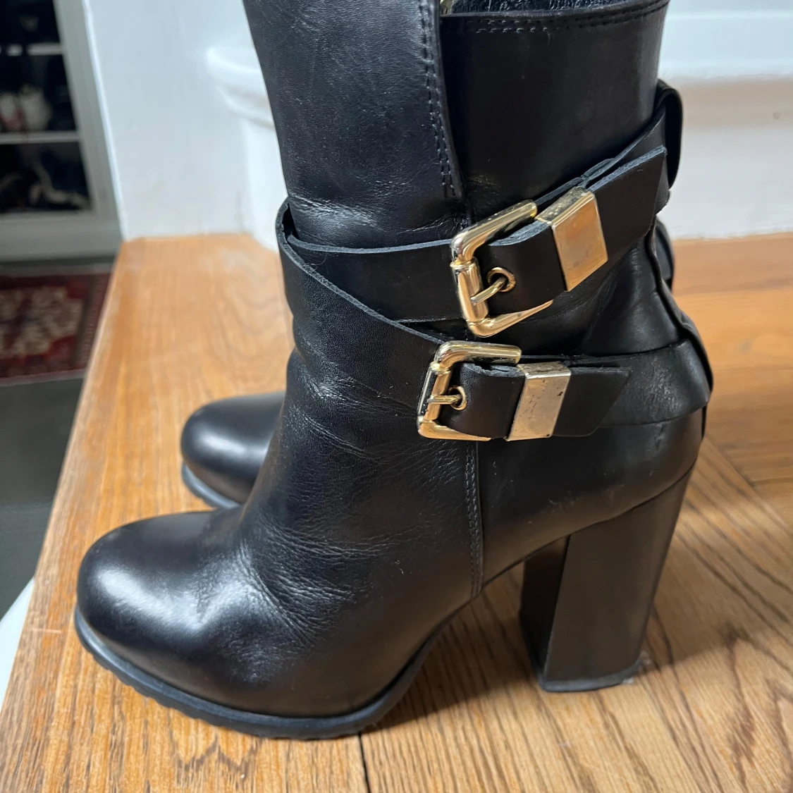 Svarta boots med klack från A Pair - 4