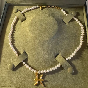 Maria Nilsdotter Zodiac Necklace - Säljer mitt zodiac pearl necklace i fiskarna ♓️ 🐟. Aldrig andvända och helt i ny skick. Berlocken är den på andra bilden.💕 Använder endast Swish pga måste skickas via säker frakt eller möts upp! Nypris på halsbandet är 5995krkr därav priset.