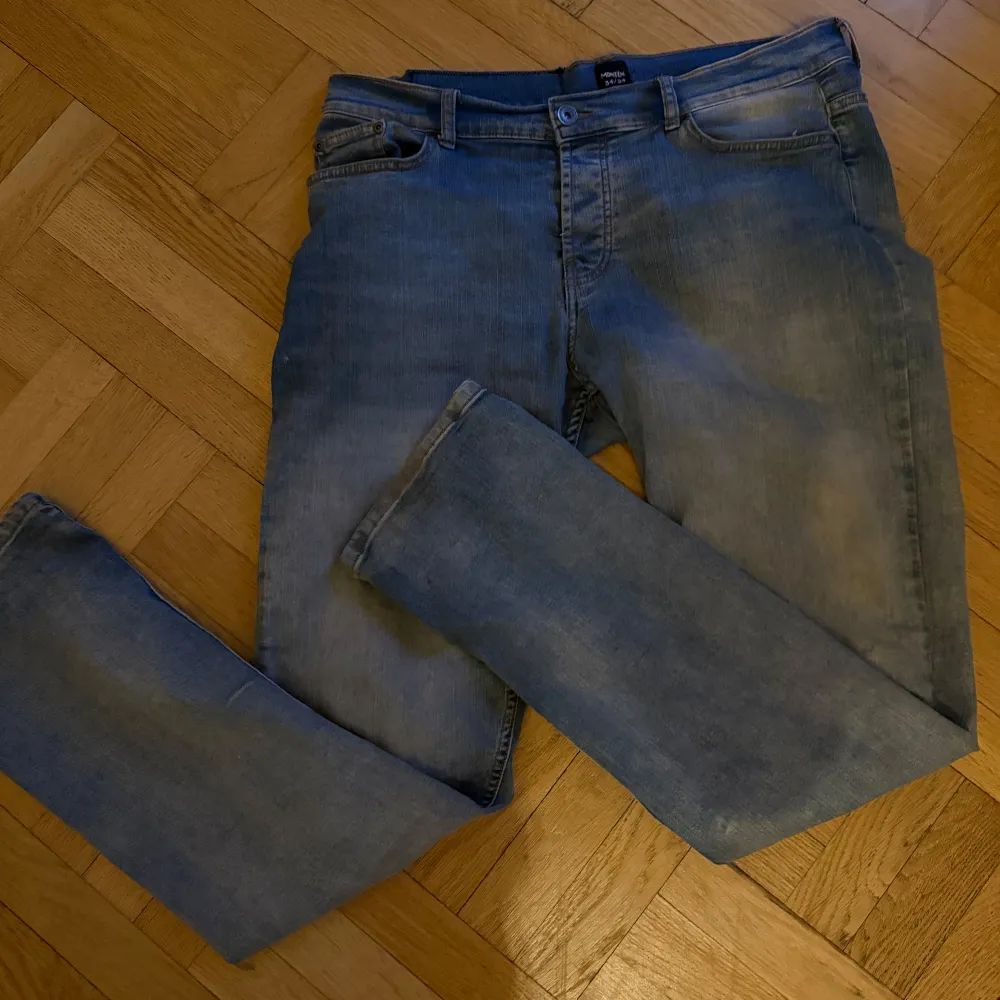 Snygga blå jeans från Monten med en klassisk femficksdesign. De har en ljus tvätt och raka ben, perfekt för en avslappnad stil. Jeansen har en knappgylf och bälteshällor.. Farkut & Housut.