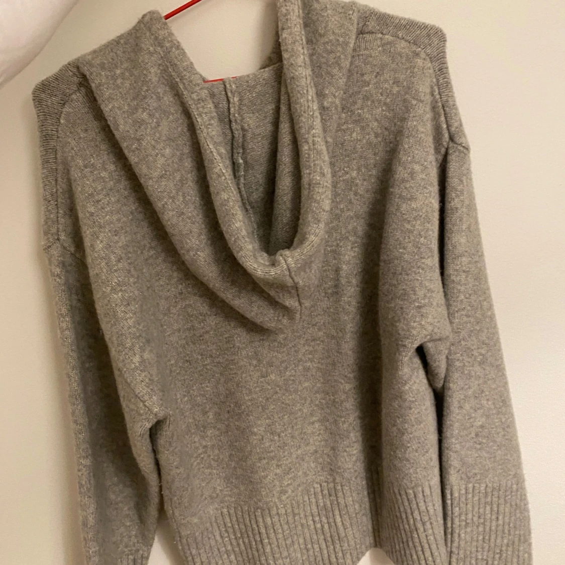 Grå stickad hoodie från Zara - 1